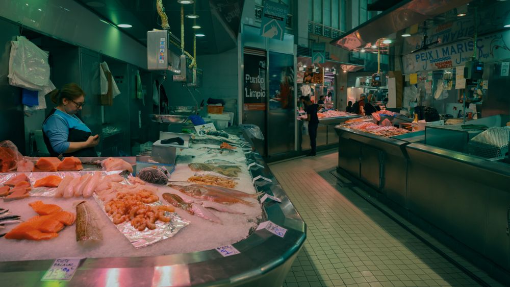 Puesto de pescadería con pescado fresco en un mercado