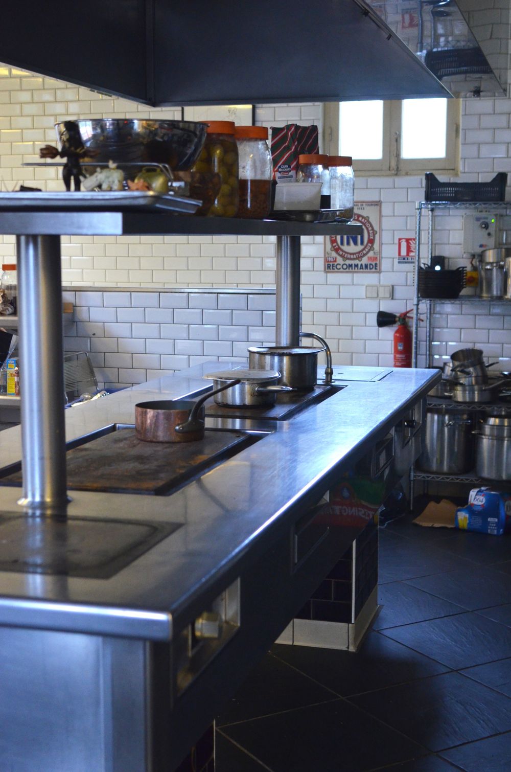 Cocina industrial de acero inoxidable limpia y ordenada
