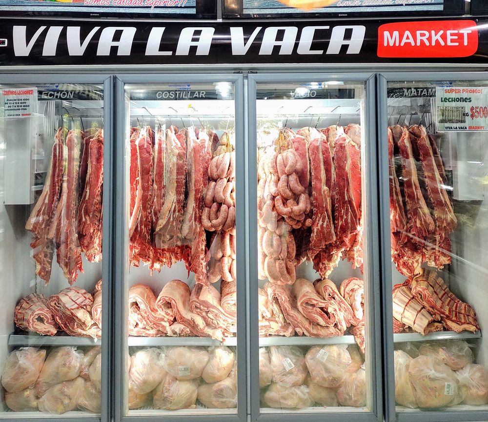 Carnes y embutidos conservados en una vitrina refrigerada de carnicería