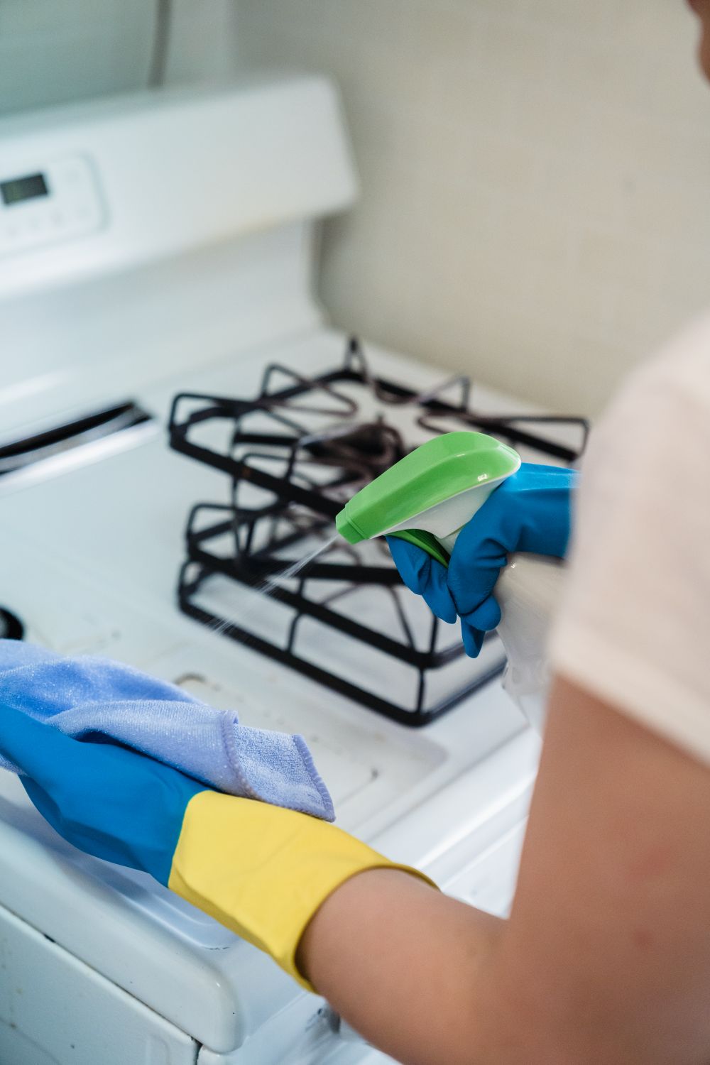 Limpieza y desinfección de superficies de cocina con guantes y desinfectante